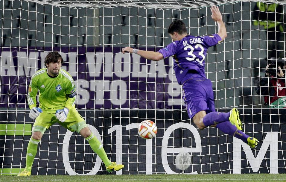 Al 43&#39; la Fiorentina va in vantaggio: gol di Gomez che tocca col ginocchio. Action Images
